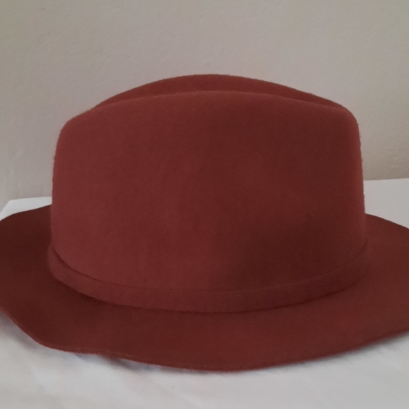 World Market Burgundy Wool Hat Gold Chain Detailing - Picture 4 of 12